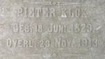 Klok Pieter 1829-1913 (detail grafsteen).JPG